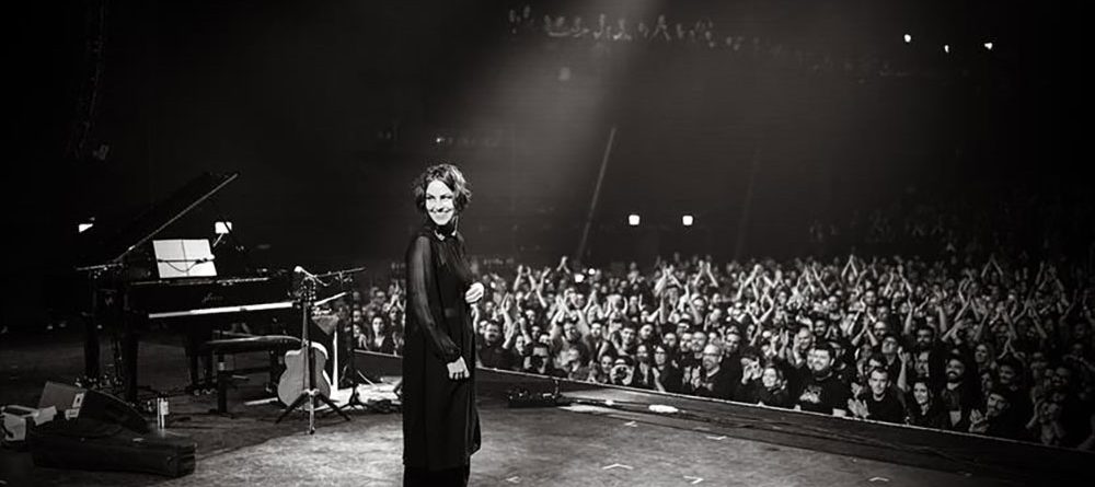 Emma Ruth Rundle Announces “Live at Roadburn” Album Out July 7; Shares “Razor’s Edge (Live)”