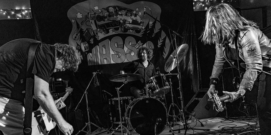 Kinski Announces “Stumbledown” LP, Shares “Experimental Hugs” Single