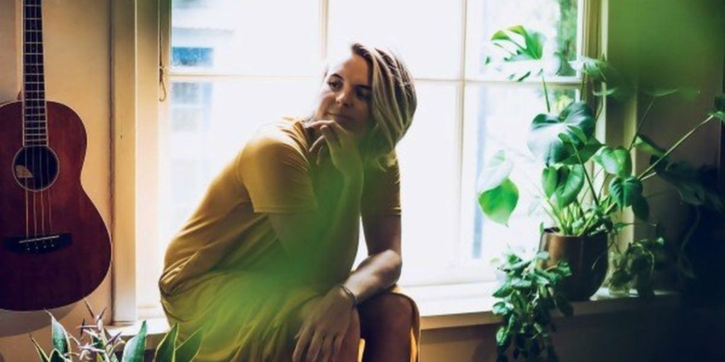 Sarah Blake Blends Jazz And Folk In Heartwarming Track “A Vida”